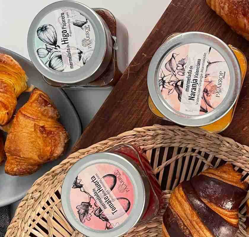 Tre marmeladburkar fr�n Paiarrop ovanifr�n p� frukostbord