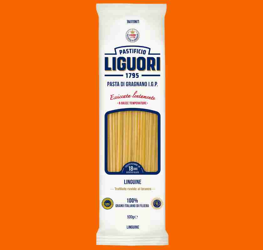 Liguori linguini mot orange bakgrund