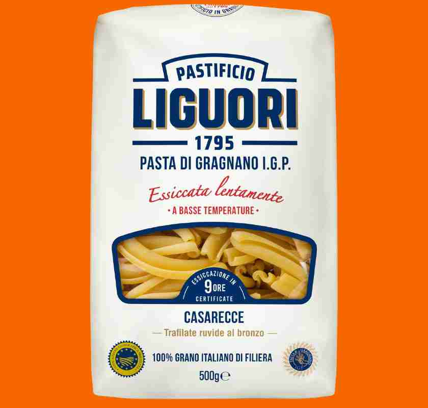 Liguori Casarecce No 27 IGP 500 g mot orange bakgrund
