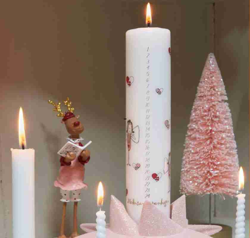 Kalenderljus, vanliga ljus, en rosa julgran & en sjungande ren