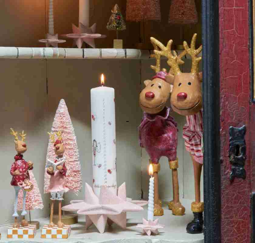 Adventsljus i stake, andra ljus och juldekorationer somrenar och granar