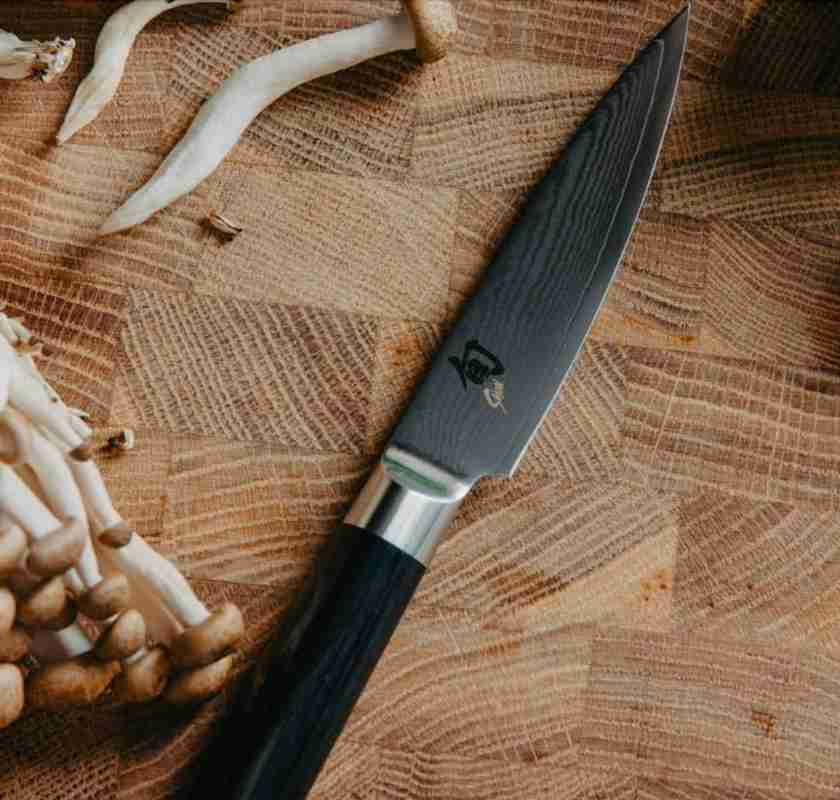 Skalkniv KAI Shun Classic Petty 9 cm p� sk�rbr�da med svampar