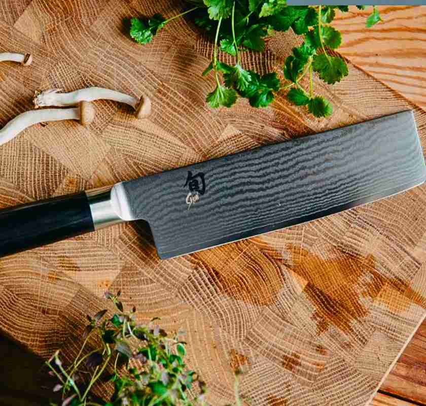 Nakiri KAI Shun Classic Gr�nsakshacka p� sk�rbr�da med svamp och �rter