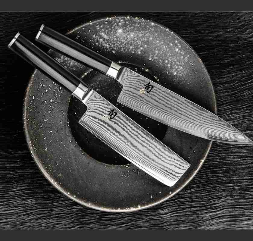 KAI Shun Classic Gr�nsakshacka & kockkniv p� svart tallrik