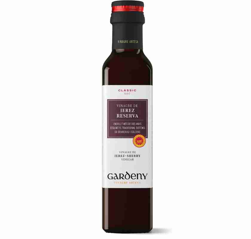 En glasflaska medsherryvin�ger DOP Castell de Gardeny