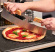 Pizzaskärare Norrjern Skär pizza på gourmet-stål med pizzaskärare från Norrjern