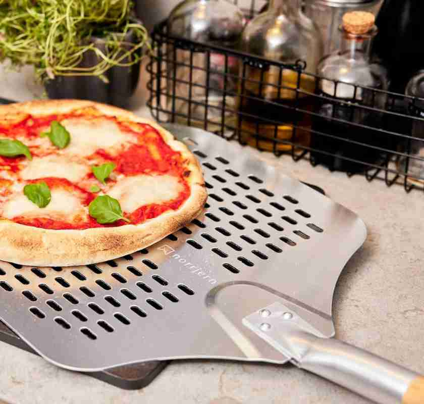 Pizzaspade fr��n Norrjern med pizza