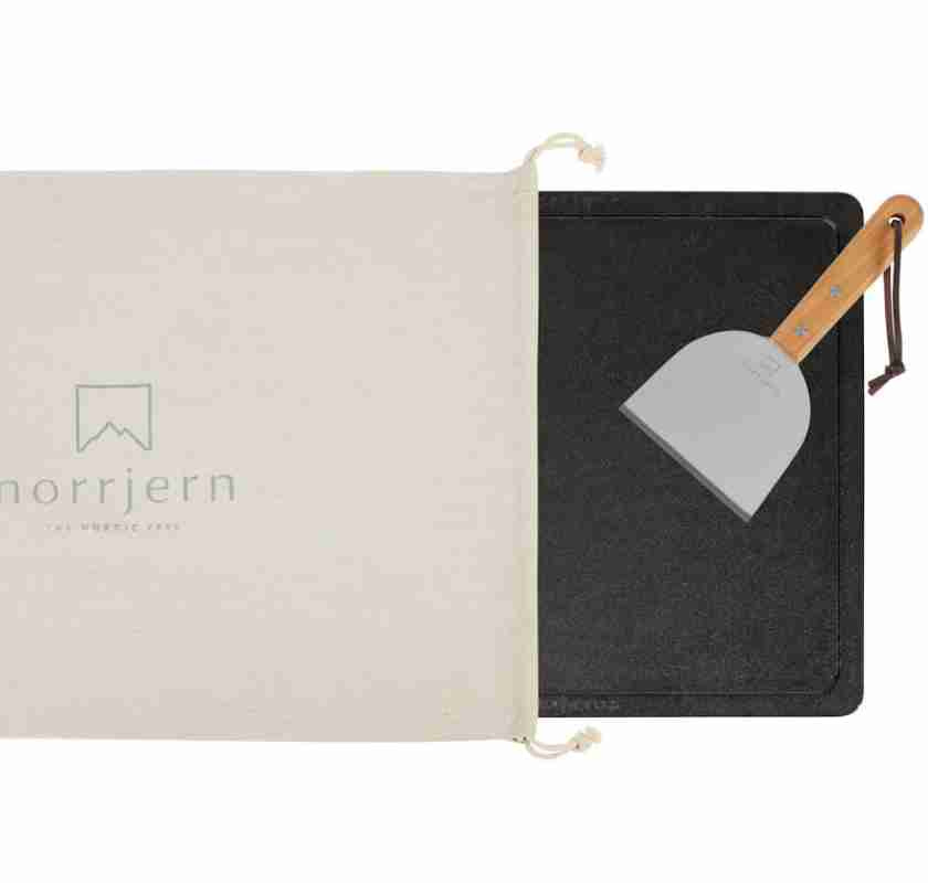 Stekbord i gjutj�rn Gourmet i tygp�se och grillskrapa