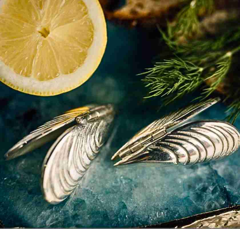 Musselbestick, mussel eaters fr�n Culinary Concepts  p� is med citron och dill p� havsgr�nt fat