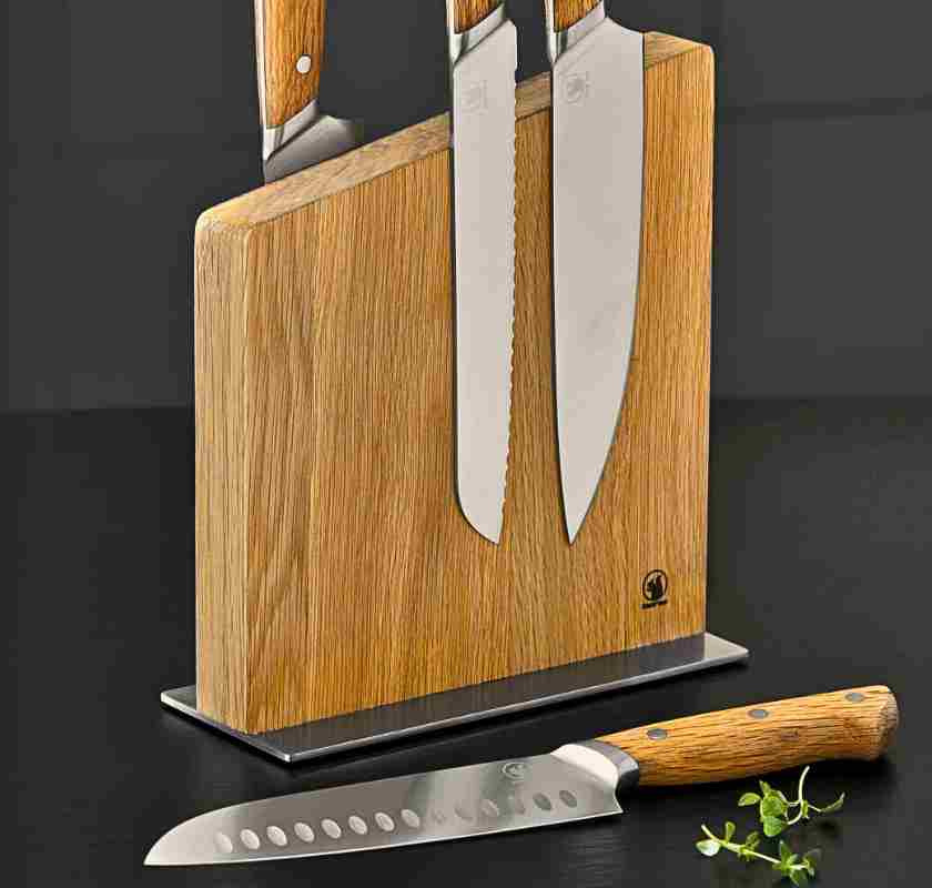 Knivblock MORS� Foresta med 3 knivar och en kniv liggande framf�r