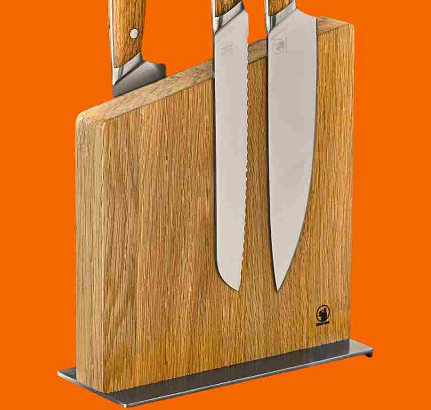 Knivblock MORS� Foresta med knivar mot orange bakgrund