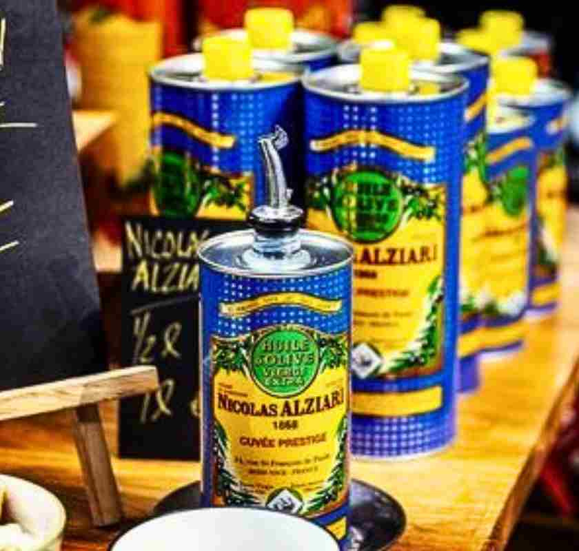 Flera flaskor Olivolja Cuv�e Prestige EVO Alziari p� ett bord