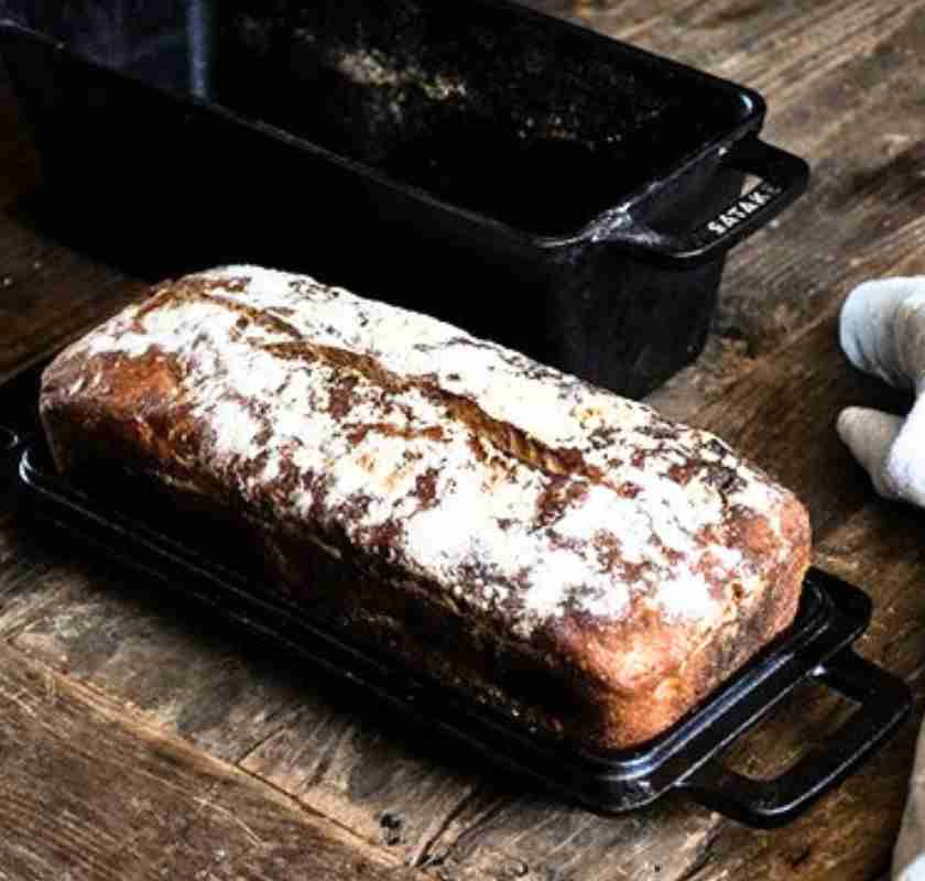 Br�dform i gjutj�rn med lock Satake mmed br�d i locket