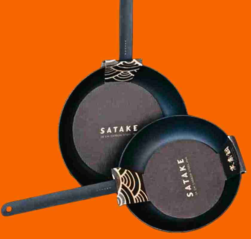  Satake Stekpanna i kolst�l 28cm & 24 cm mot orange bakgrund