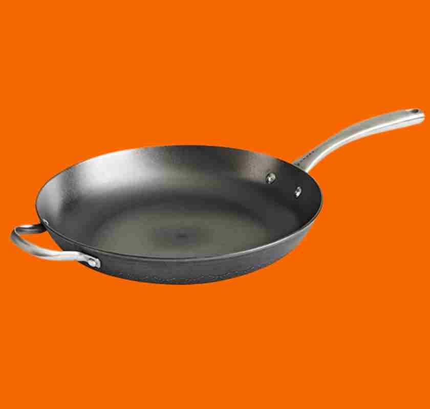 Stekpanna i h�rdat gjutj�rn Satake Pure Pan 32 cm frilagd bild mot orange