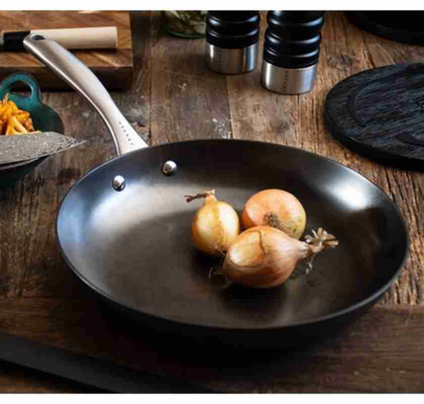 vStekpanna i h�rdat gjutj�rn Satake Pure Pan med l�kar