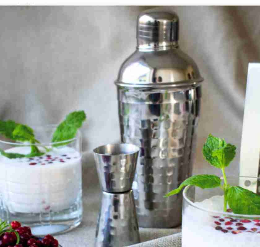 Cocktailshaker hamrad i rostfritt st�l och drinkar