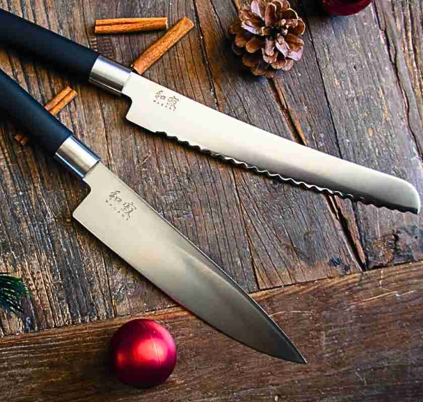 Kockkniv & Br�dkniv KAI Wasabi black knivset ligger p� bord