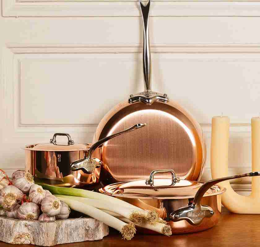 Mauviel M''150S kopparpannor och kastruller p� k�ksb�nk med l�k