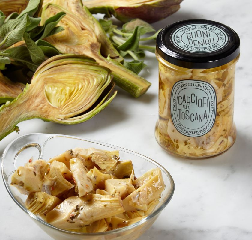 Kron�rtskockor f�rska p� bord med inlagda i sk�l och i burk fr�n Toscana Gourmet 