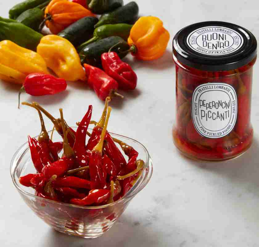 Peperoncino piccante Toscana Gourmet sk�l med burkens inneh�ll, burken och f�rska paprikor