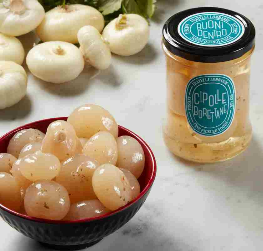 Sk�l med Cipolle Borettanel�k fr�n Toscana Gourmet, f�rska l�kar och en burk inlagda.