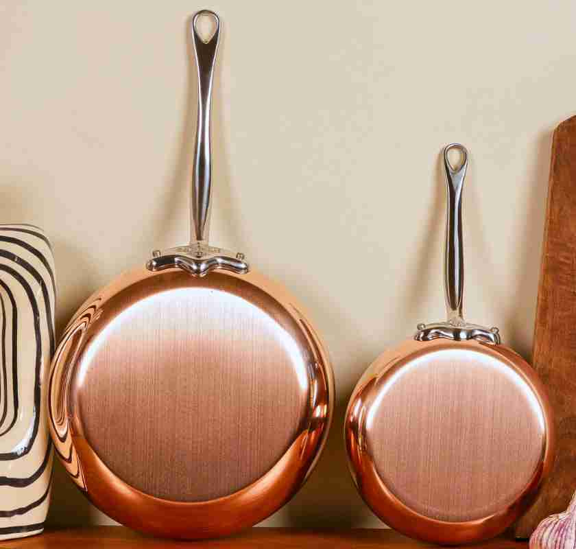 Stekpannor i koppar Mauviel M''150S  mot v�gg