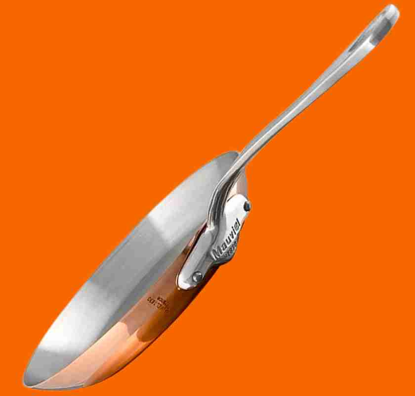 Stekpanna i koppar Mauviel M''150S mot orange bakgrund