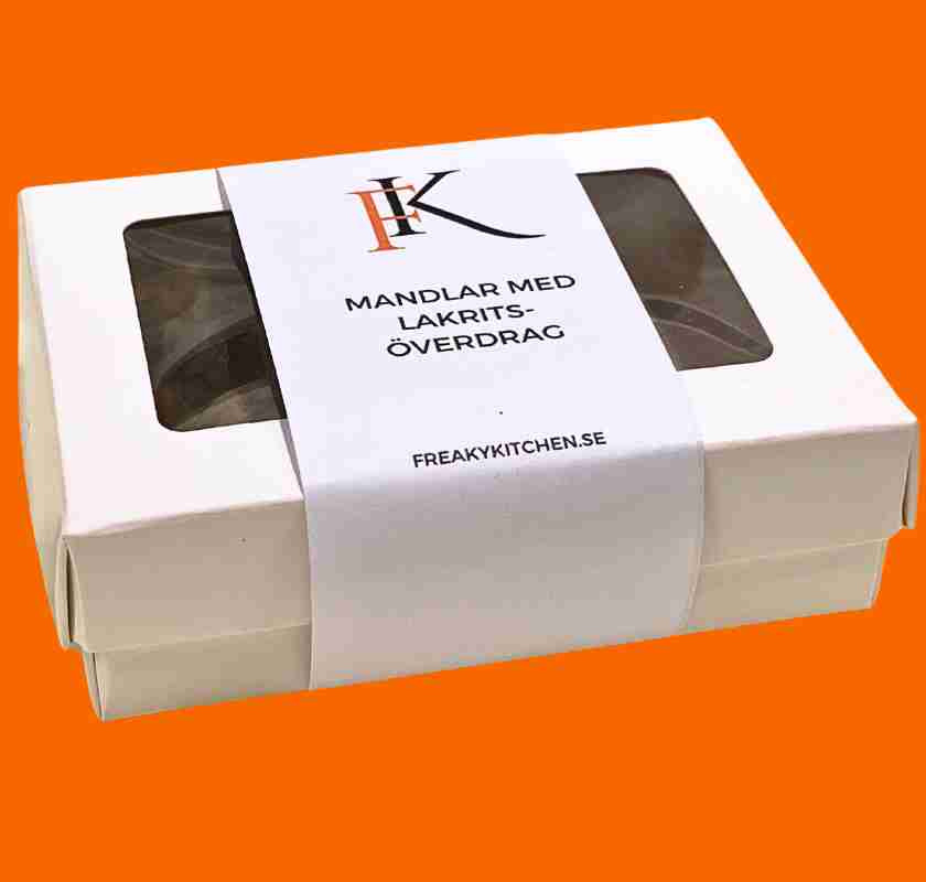 Mandlar med lakrits�verdrag i vit ask med f�nster mot orange