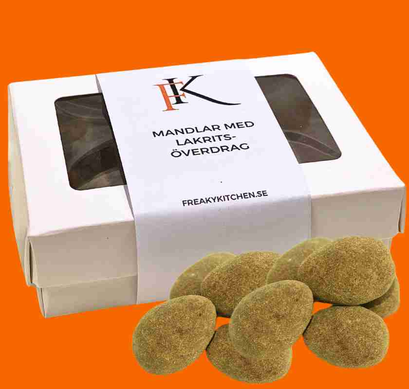 Mandlar med lakrits�verdrag i vit ask med f�nster och mandlar mot orange