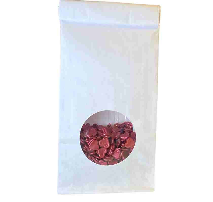 Str�sselhj�rtan i vit p�se med runt f�nster d�r man kan se hj�rtana.