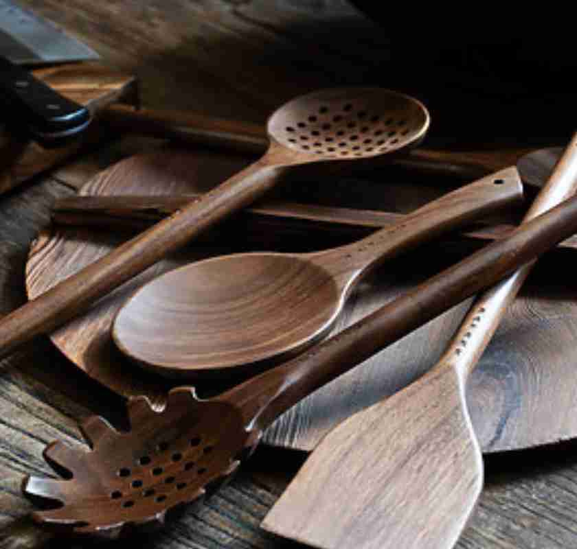 Sked och andra redskap i valn�tstr� 