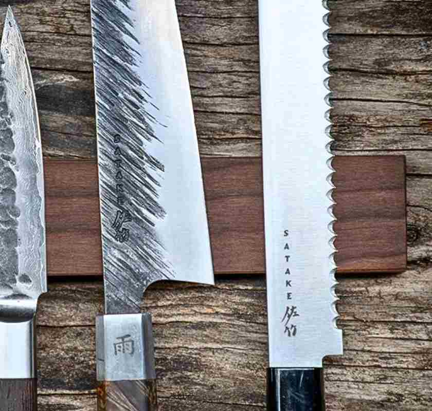 Detalj av magnetlist f�r knivar i valn�tstr� 50 cm med knivar (ing�r ej)