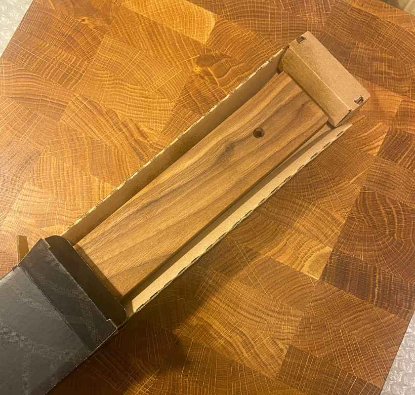 Magnetlist för knivar i valnötsträ 50 cm se hur färgen matchar ekskärbrädan