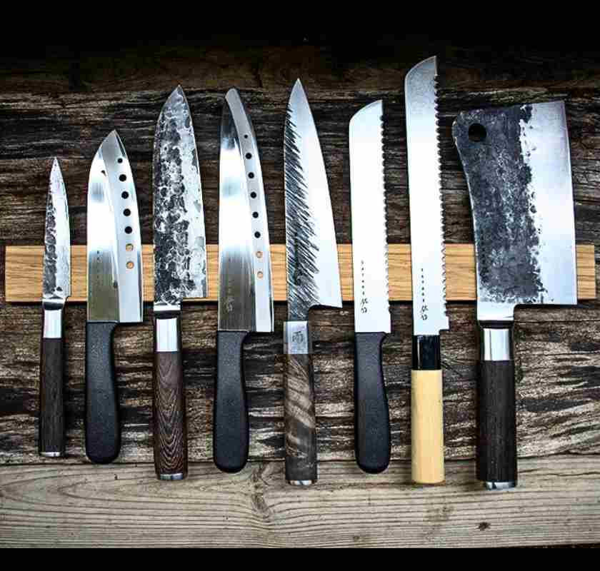 Magnetlist f�r knivar i ek 50 cm p� v�gg med knivar (knivar ing�r ej)