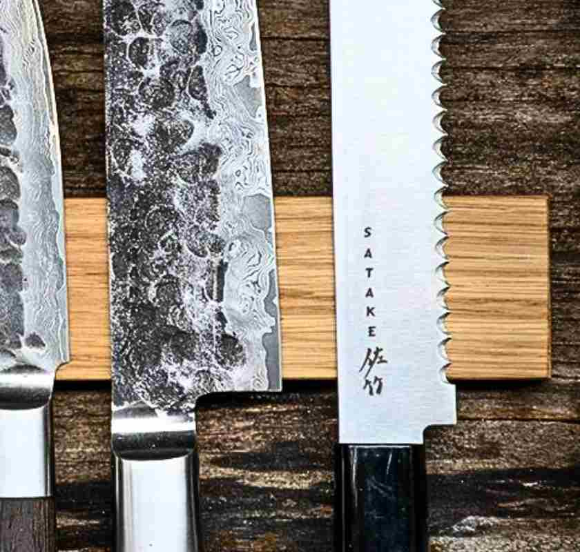 Detalj av magnetlist f�r knivar i ek 50 cm p� v�gg med knivar (knivar ing�r ej)