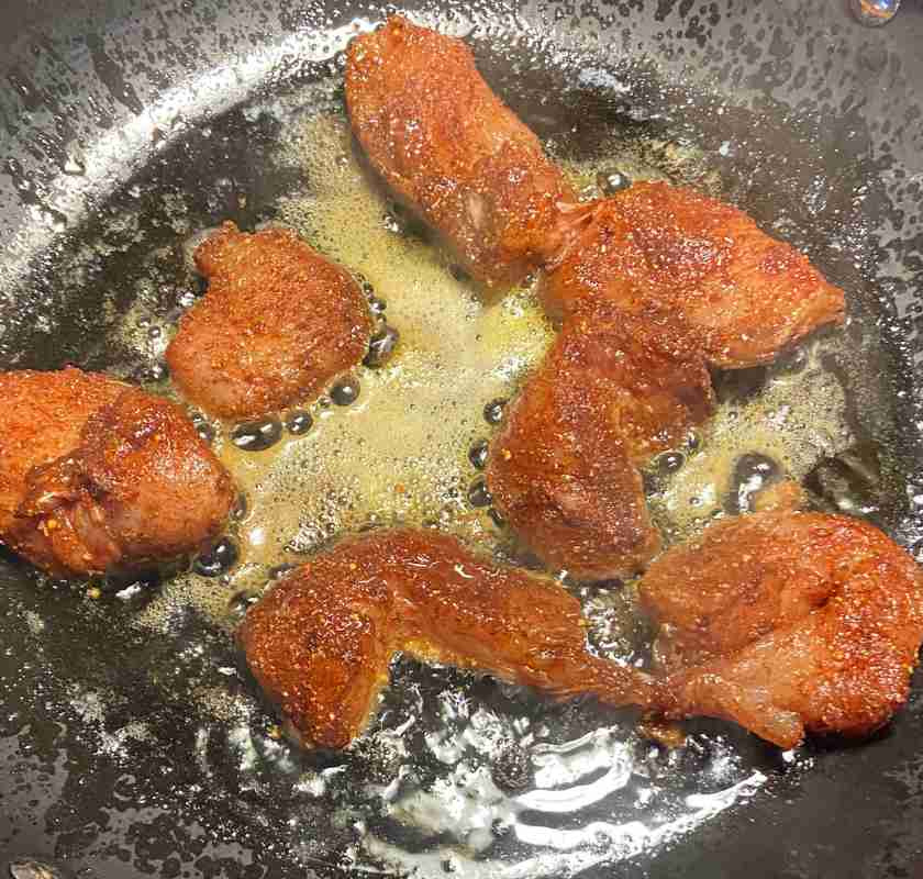 KRUT Kycklig - kycklingkrydda p� kycklingbitar i stekpanna