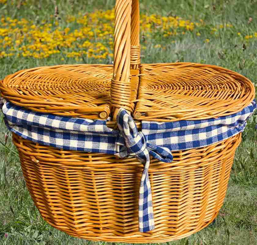 Picknick-korg i pil med lock och bl�rutigt tyg i gr�set