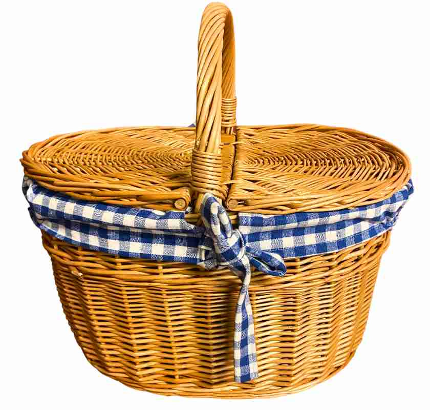 Picknick-korg i pil med lock och bl�rutigt tyg rakt fr�n sidan