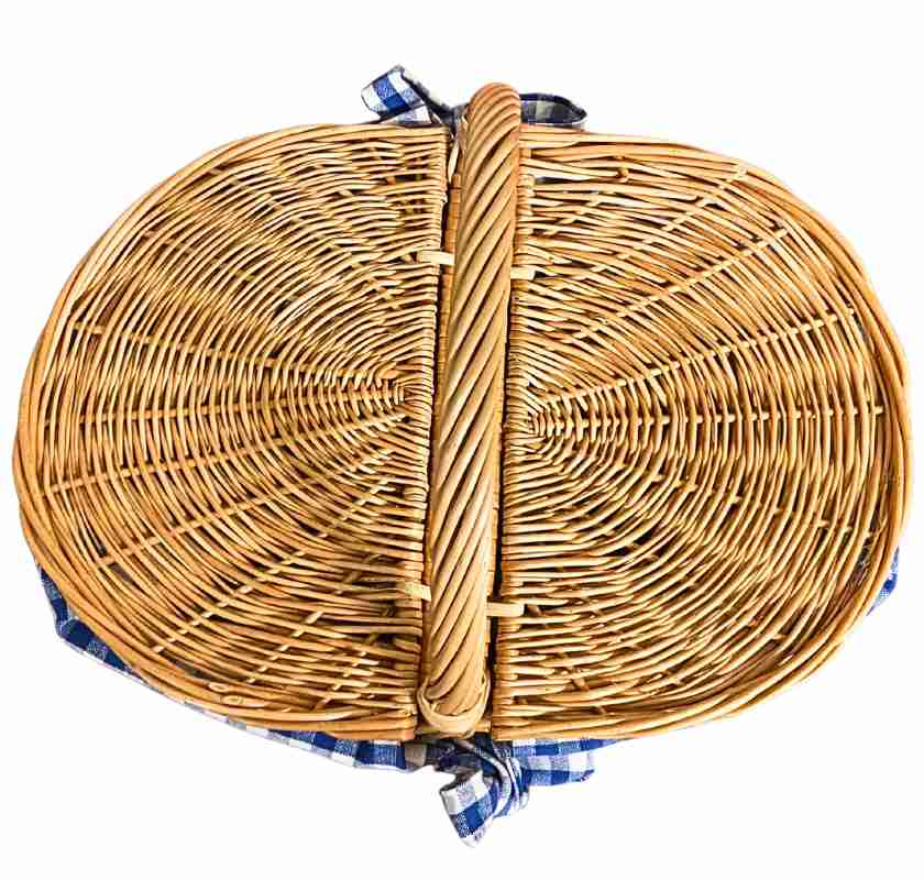 Picknick-korg i pil med lock och bl�rutigt tyg, ovanifr�n med st�ngda lock