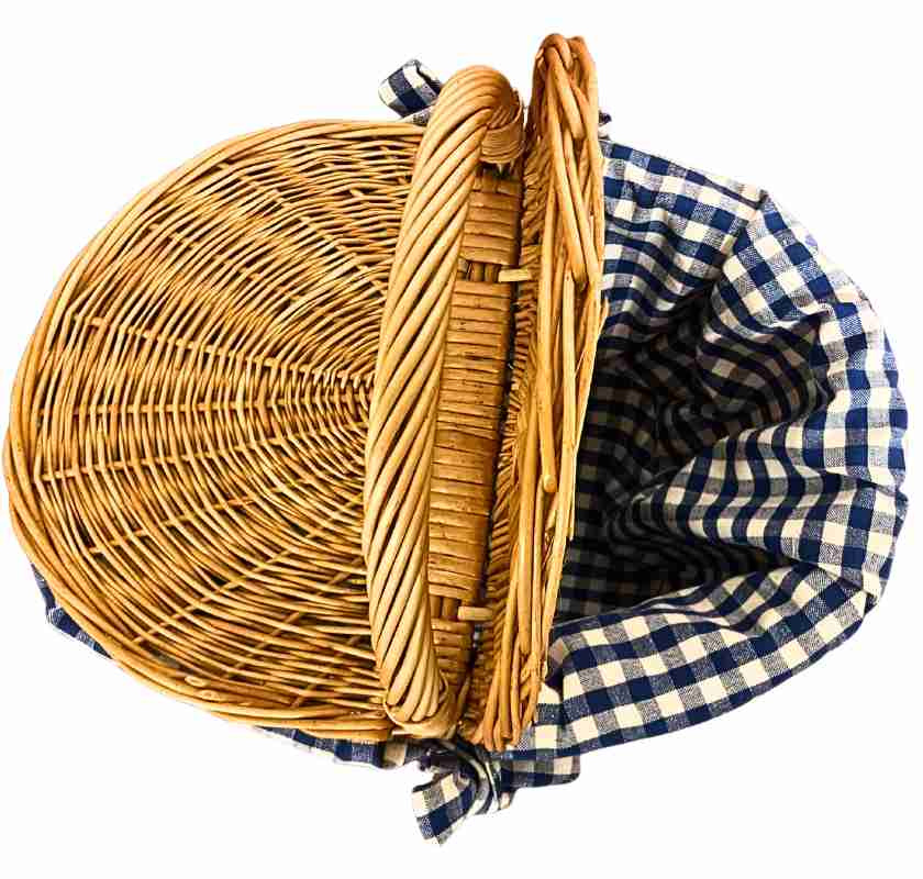 Picknick-korg i pil med lock och bl�rutigt tyg ovanifr�n med ett lock �ppet