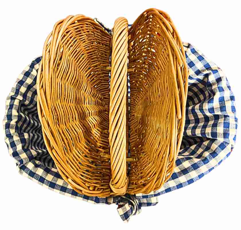 Picknick-korg i pil med lock och bl�rutigt tyg med b�da locken �ppnade