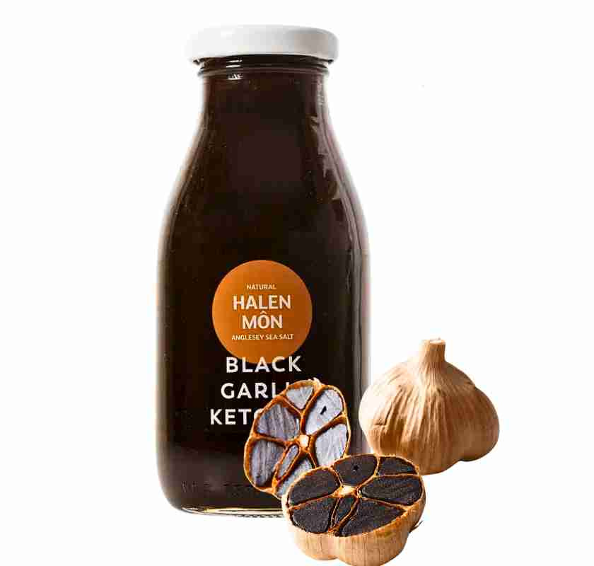 Black garlic ketchup I glasflaska tillsammans med svarta vitl�kar