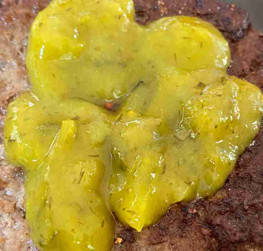 Halen M�n Gherkin Relish p� hamburgare