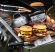 Smash-set i 3 delar, Smash, Spatula & Cloche Satake Kuro vid grillen Smash-set i 3 delar, Smash, Spatula & Cloche Satake Kuro vid grillen med grillade burgare