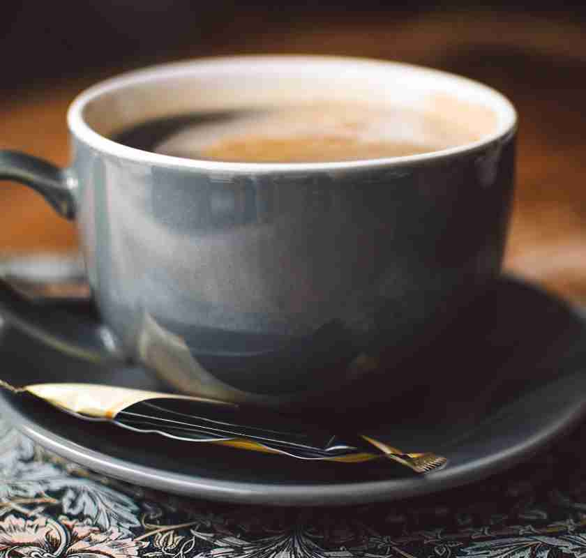 Littles Creamy Caramel en kopp kaffe