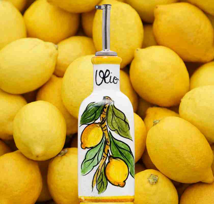 Olivoljekanna i keramik kantig med citroner 250 ml mot citroner