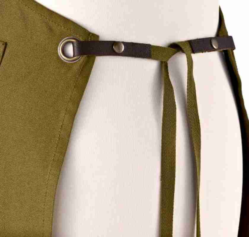 F�rkl�de i canvas med tre fickor kaki detalj