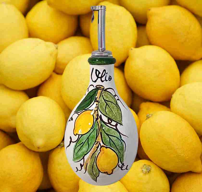 Olivoljeflaska rund i keramik med citroner mot citroner
