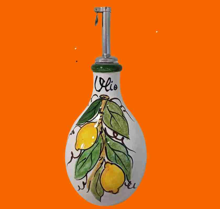 Olivoljeflaska rund i keramik med citroner mot orange